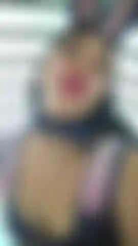 Mira a esta conejita temblando de deseo... ¿Quieres venir a follarme duro?