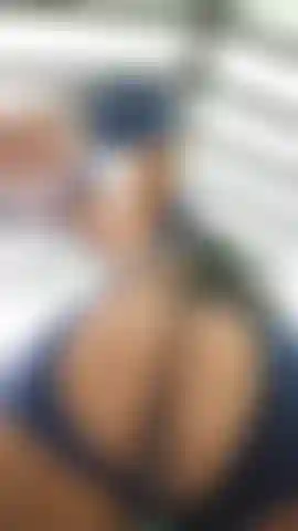 Quiero que disfrutes viéndome abrir mi gran culo—está bien abierto y listo para sentir tu gran polla. No te quedes con las ganas de verlo.