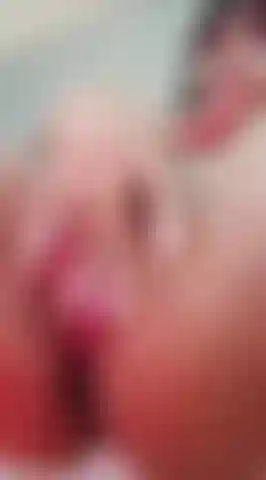 Mira de cerca cómo me masturbo de forma sexy y erótica, dejándote ver cada gota de mis jugos corriendo por mis piernas. 💧.
