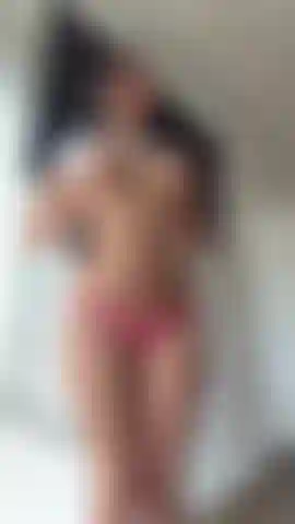 Desnuda y mojada, cada prenda que cae es un llamado al placer, mi cuerpo emana sensualidad en cada centímetro de piel.