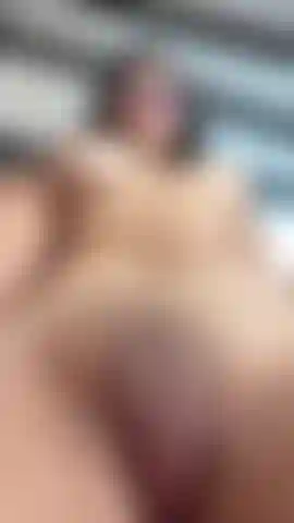 Ven a tocarme como lo hace mi mano, pasando por mi coño hasta mis pechos.