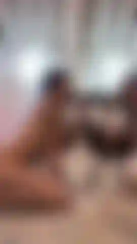 Chupándote la polla frente al espejo.