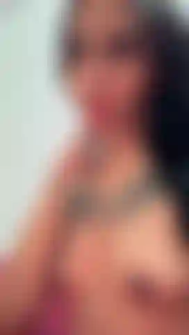 Ven y chúpame las tetas por favor.