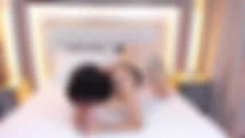 Mamada caliente y pervertida de una chica latina tatuada a la que le encanta el semen en su coño.