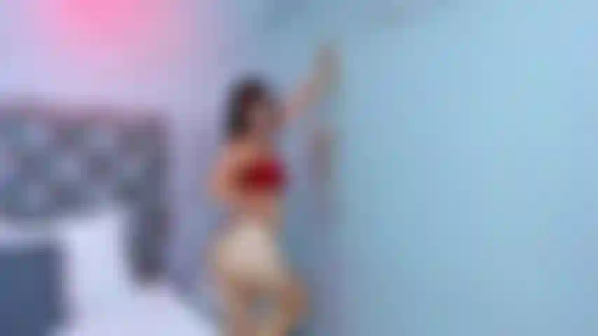 Pelirroja sexy se está librando de la polla de su vecino.