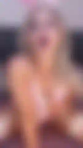 Traje de conejita, cabalgando consolador y haciendo perrito, con mamada.