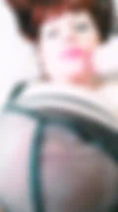 Quitándome el sostén nuevo, pov adoro mi pecho caliente.