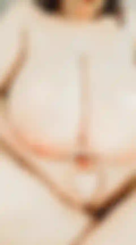 Hugetits y bigbelly rebotando y provocando con grandes curvas.