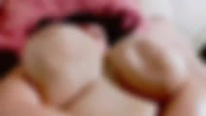 Risita mis enormes tetas de lado a lado.