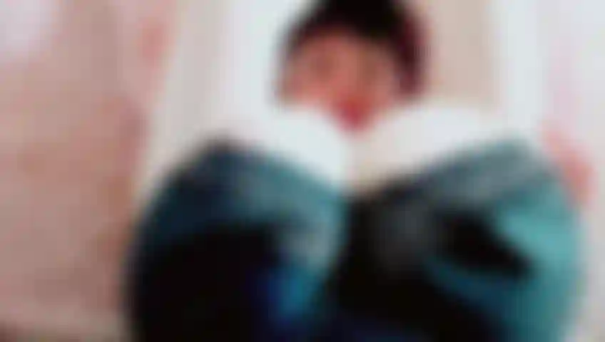 Quitándome el sostén acostada sobre mi espalda, posando y burlándome sensualmente de ti.