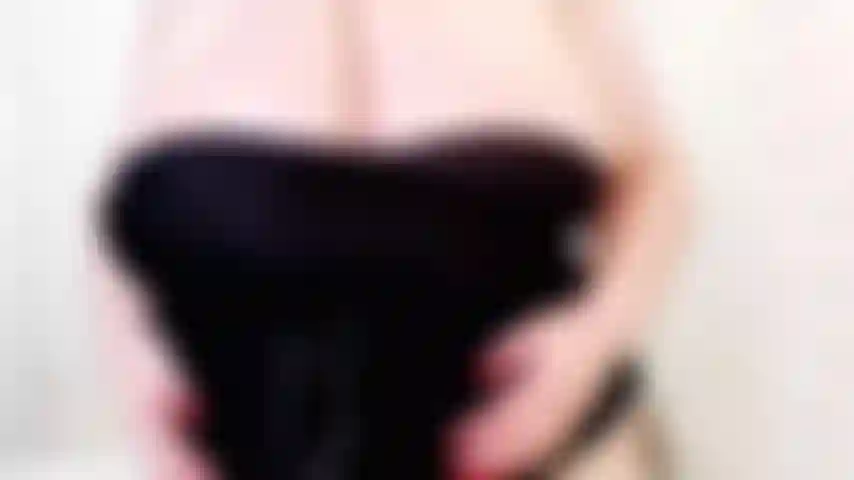 Rebotando las tetas fuera de la parte superior.