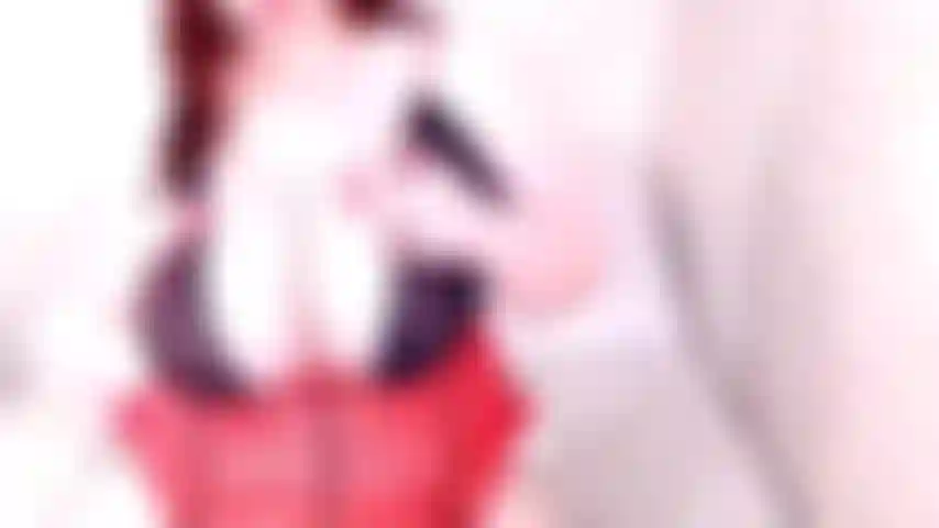 Usa un strapon por primera vez y se desnuda en topless.