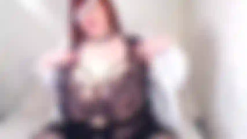 Quítate la blusa blanca, el sostén negro, las bragas negras y acuéstate boca arriba en medias jugando con mi coño pov quiero que te vengas.