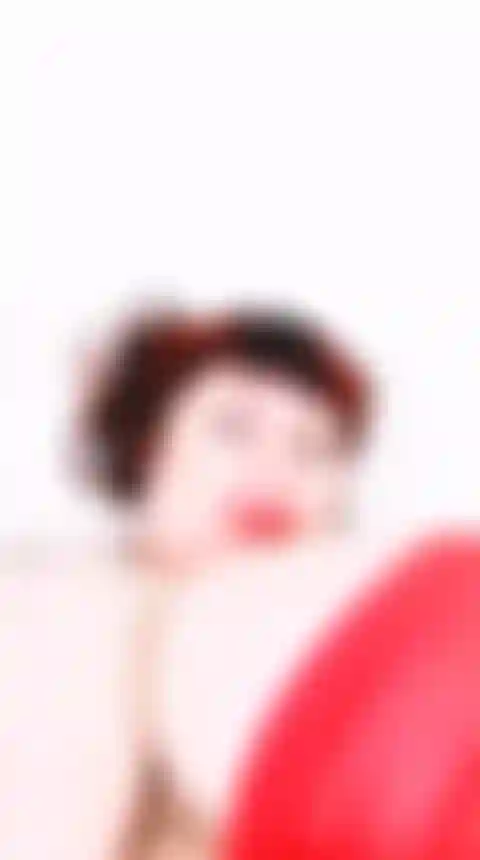 Presumiendo y descubriendo lo gigantes que son mis enormes tetas.