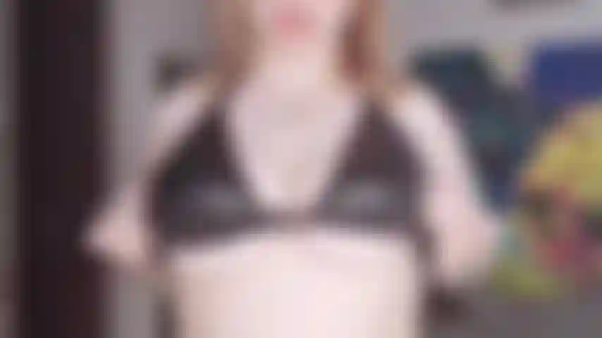 Adoro a una diosa del cuero, soy sensual, provocativa, ¡y te hago follar el culo para mí! Primer plano de mis tetas aceitadas.