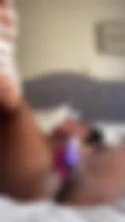 Palpitante y húmedo coño bonito corriendo para papá.