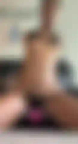 Kyla monta una vaquera inversa con un consolador de 7 pulgadas con tetas turgentes.