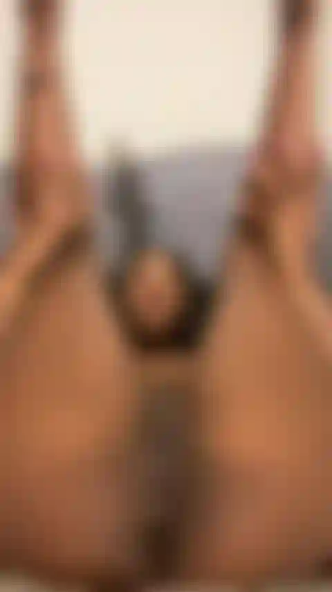 Coño húmedo palpitante y culo después de correrme.