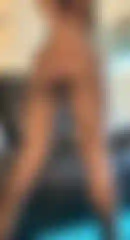 Kyla haciendo twerking con su culo perfecto y reventando el coño para papá.