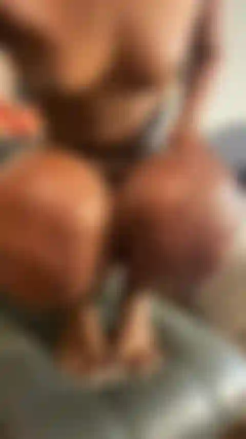 Coño asomándose en medias de red con bonitos dedos blancos.