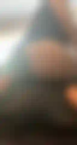 Con un botín grande y redondo en ropa interior.