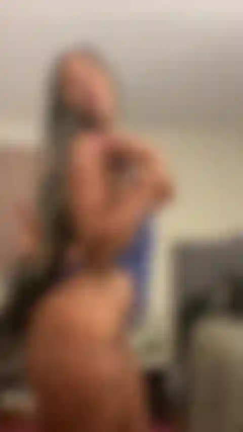 Striptease hourglass en lenceria azul.