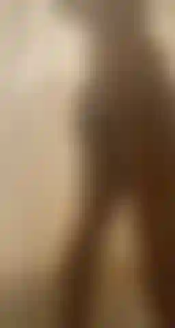 Culo sacudiendo el coño asomándose en la ducha humeante.