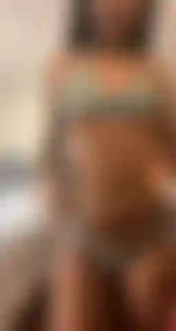 Perfecto culo de burbuja temblando en bikini transparente.