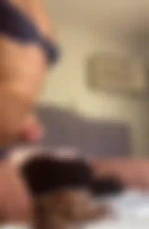 Kyla tiene un trasero de burbuja montando un juguete de torso de 10 pulgadas.