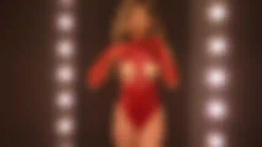 Showgirl de tetas sexys.