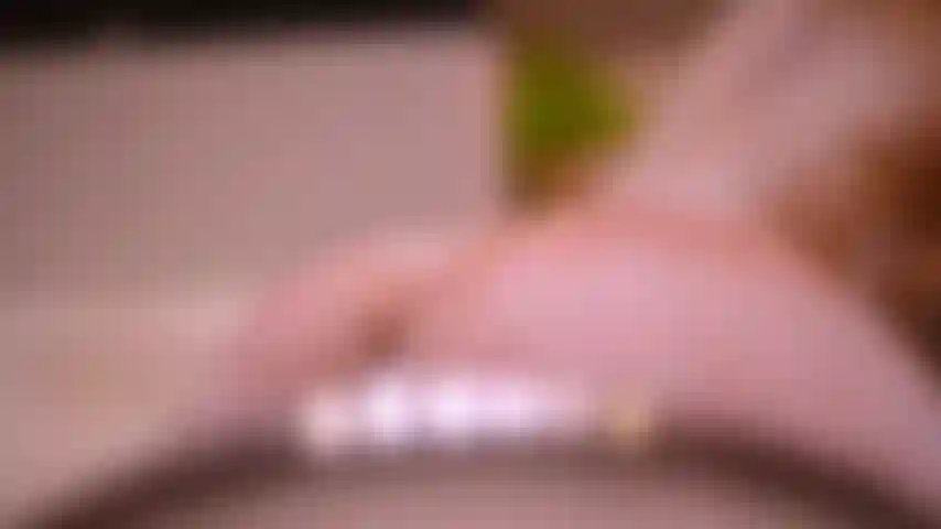 Sacudiendo mi culo todo mojado en el jacuzzi.