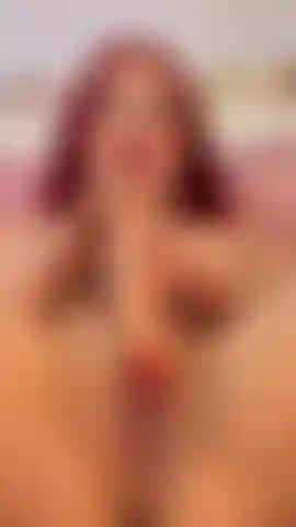 Me encanta follar con mi gran consolador.