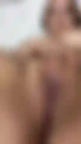 Juego con mis dedos en mi coño mojado, clítoris caliente.