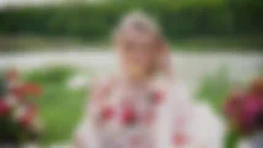 Desnuda fuera de la diversión.