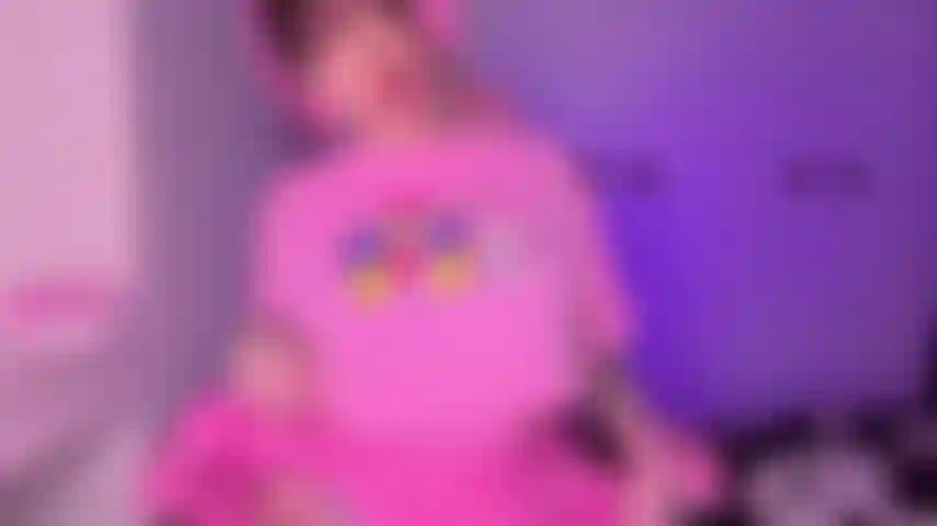 Chica gamer cachonda follando y chorreando.