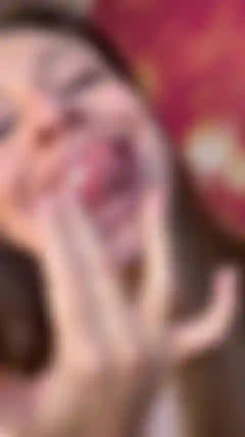 Sloopy se chupa los dedos.