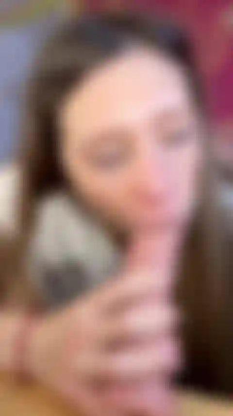 Chupa la polla hasta el fondo con la boca grande.