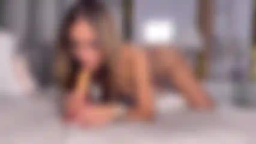 Latina rubia chupa su consolador enorme y penetra fuerte su pequeña garganta.