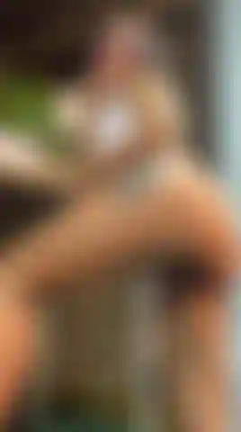 Una niña traviesa azotándose el culo.