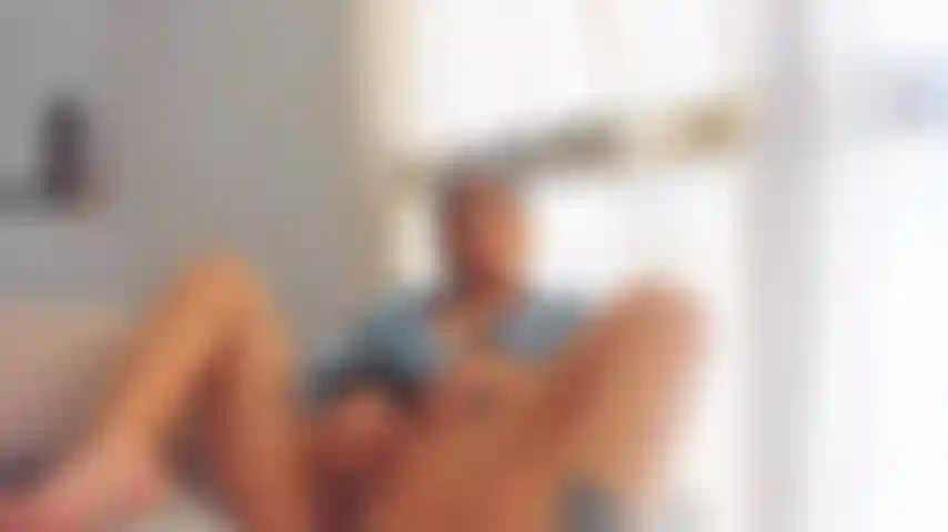 Frota el clítoris contra la ventana.