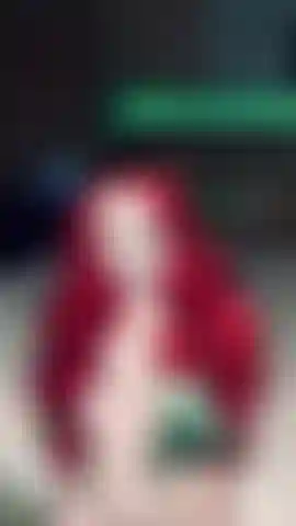 La villana seductora de cabello rojo necesita tu ingrediente especial para su poción vegetal para vengarse!