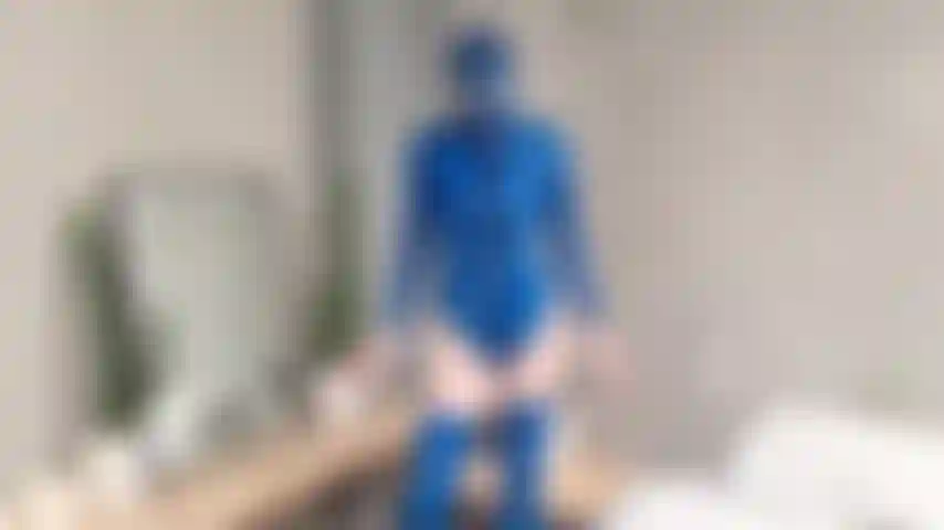 Me quito el látex y me follo los dedos desnudos en la cama.