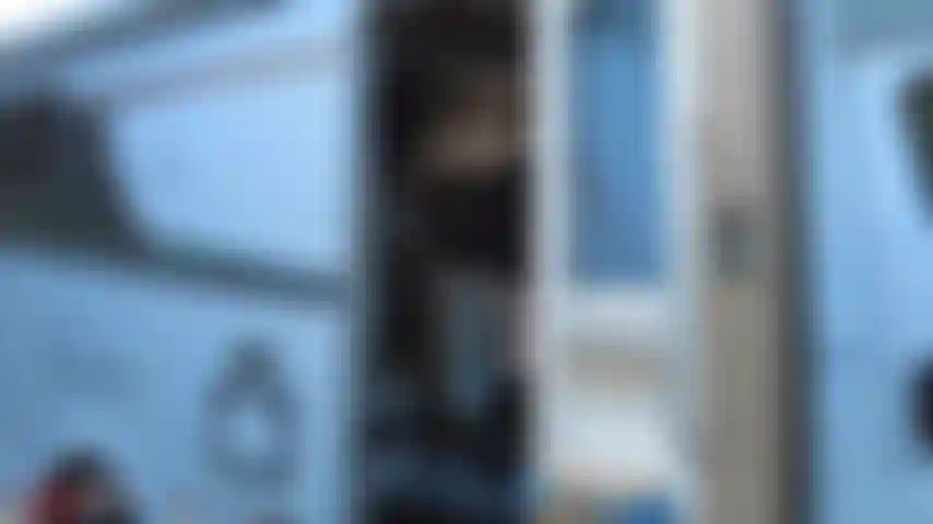 De goma transparente de la cabeza a los pies.