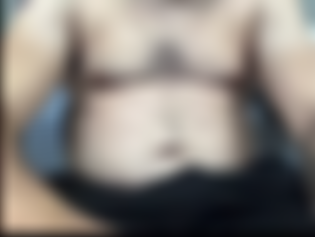 Mi polla está roja/violeta por el borde; mi vientre se llena de líquido preseminal.