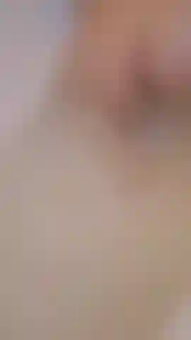 Me siento tan morbosa en la tina! - Así que jugué un poco dentro de ella -.