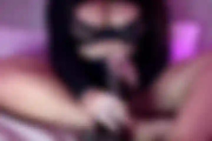 Mira como me follo el coño con mi bbc y me dedo el culo.