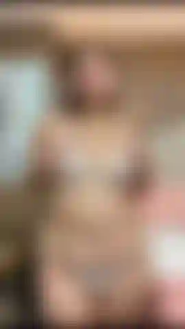 Mi culo y mis tetas rebotan para ti.