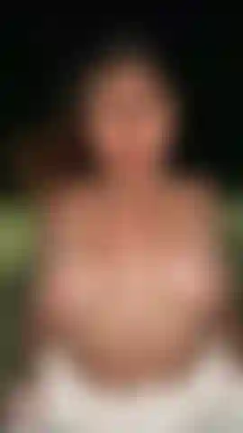 La playa y mis curvas desnudas nos hacen macho.