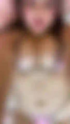 Tú encima de mí, follando duro y viendo tu cara de placer mientras mis tetas rebotan.