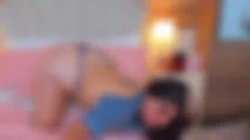 Mi culo rojo con tus azotes. Quiero saltar sobre ti mientras estoy encima de ti, ¿puedo?